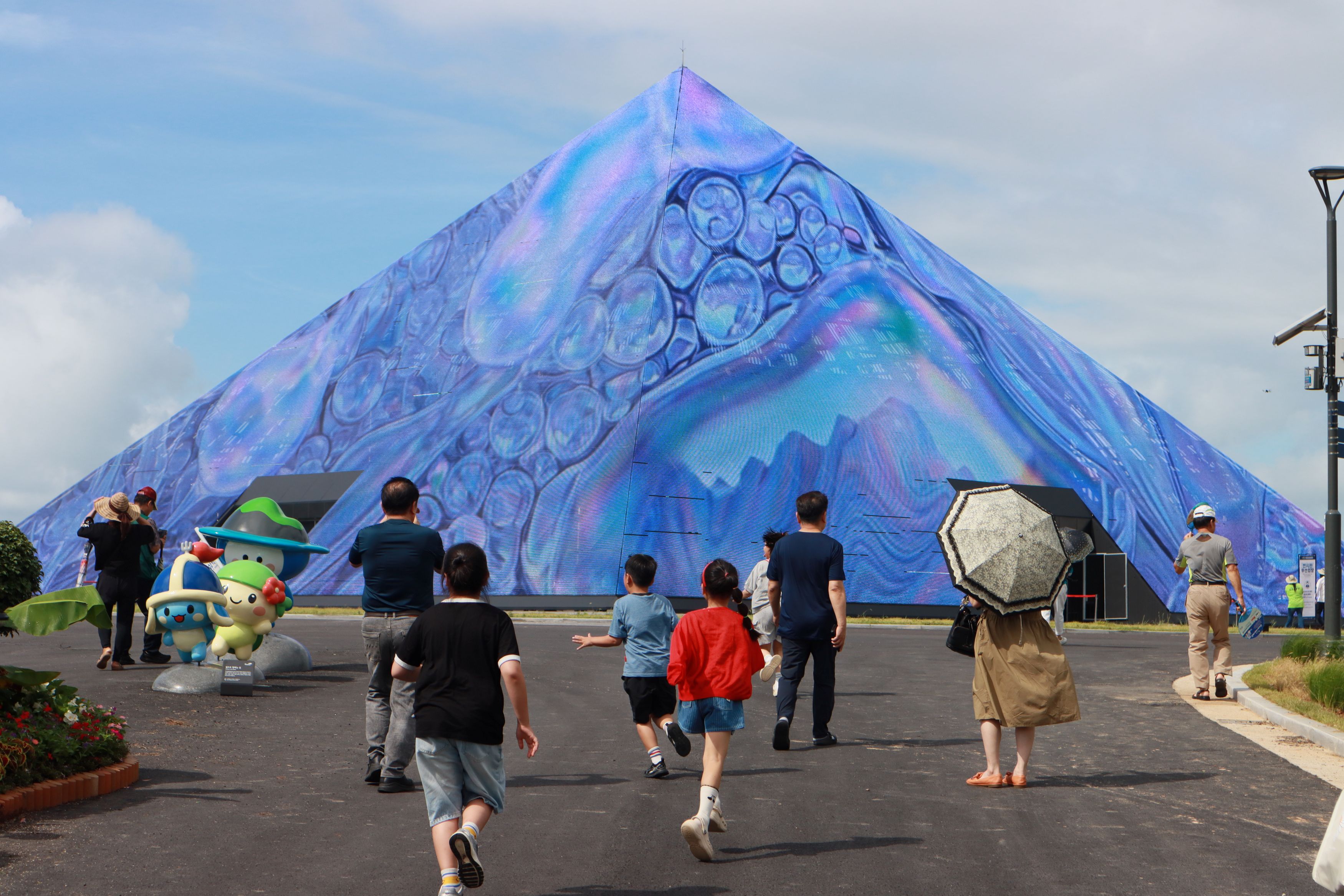 Foto: Die Medienfassade des Ausstellungspavillons &bdquo;Theme Islands&ldquo;, des Wahrzeichens der Messe ⓒ Organisationskomitee der Yeosu World Island Fair