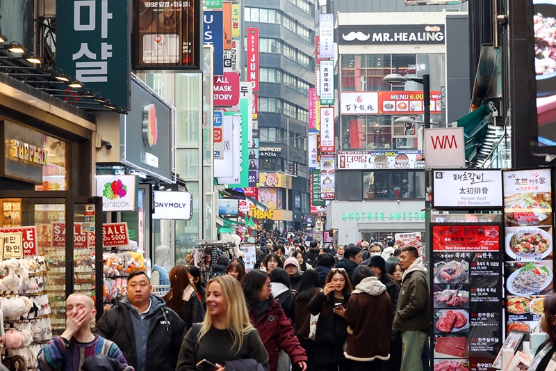 Foto: Ausländische Touristen in Myeongdong in Seoul ⓒ Korea.net DB