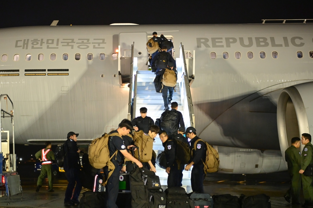 Am 2. September 2026 besteigen Mitglieder des Katastrophenhilfeteams der Republik Korea am Seouler Flughafen in Seongnam in der Provinz Gyeonggi-do ein Mehrzweck-Tankflugzeug vom Typ KC-330 &bdquo;Cygnus&ldquo; der koreanischen Luftwaffe ⓒ Ministerium f&uuml;r Ausw&auml;rtige Angelegenheiten 