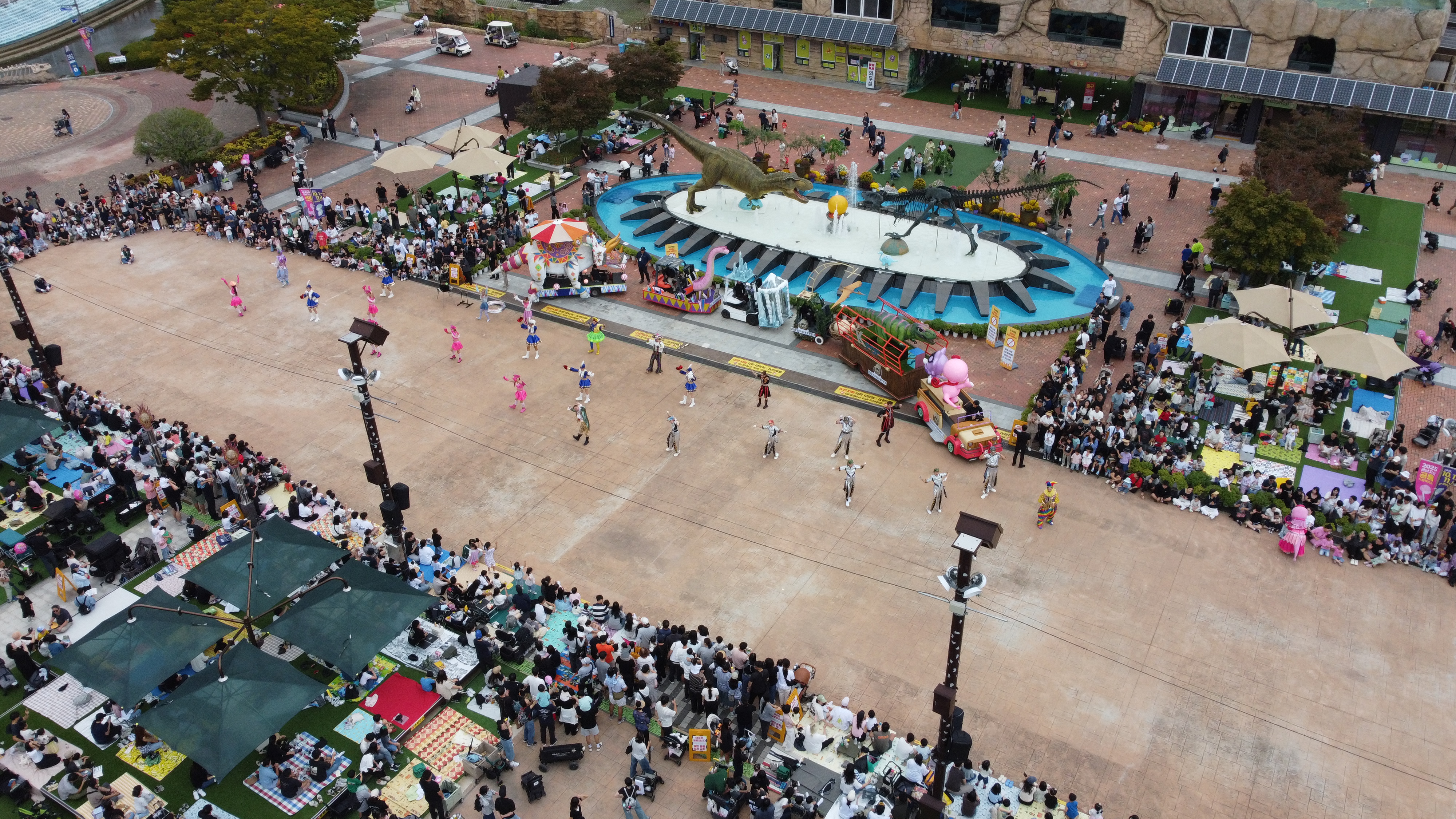 Foto: Die Dinosaurierparade der Gyeongnam Goseong Dinosaur World Expo 2025 ⓒ Goseong Foundation for Culture & Tourism
