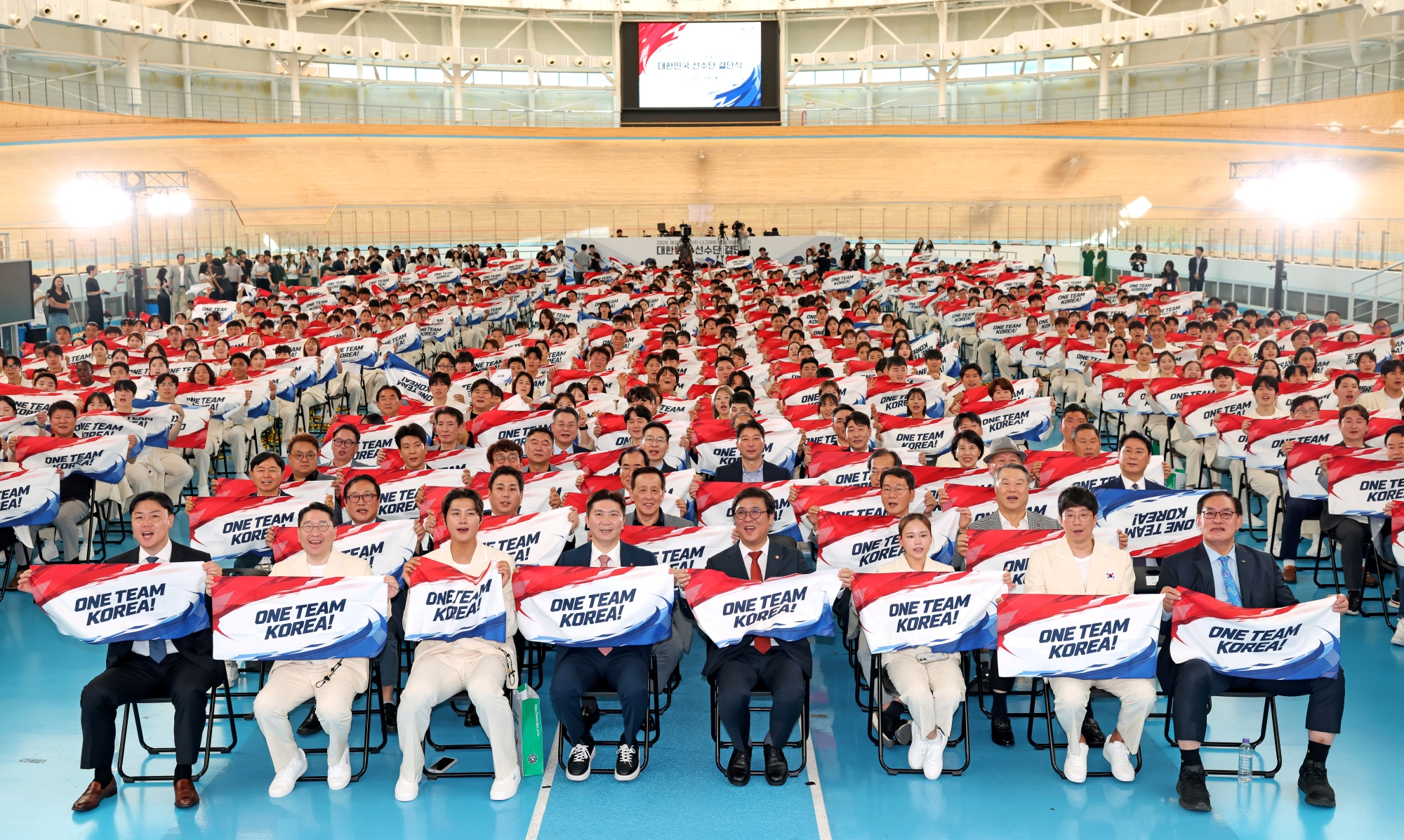 Am 3. September posieren Teilnehmerinnen und Teilnehmer bei der Entsendungszeremonie für Asienspiele 2026 in Aichi und Nagoya im Jincheon National Training Center für ein Erinnerungsfoto und bekunden ihren Willen zu guten Leistungen ⓒ Heo Man-jin vom Ministerium für Kultur, Sport und Tourismus