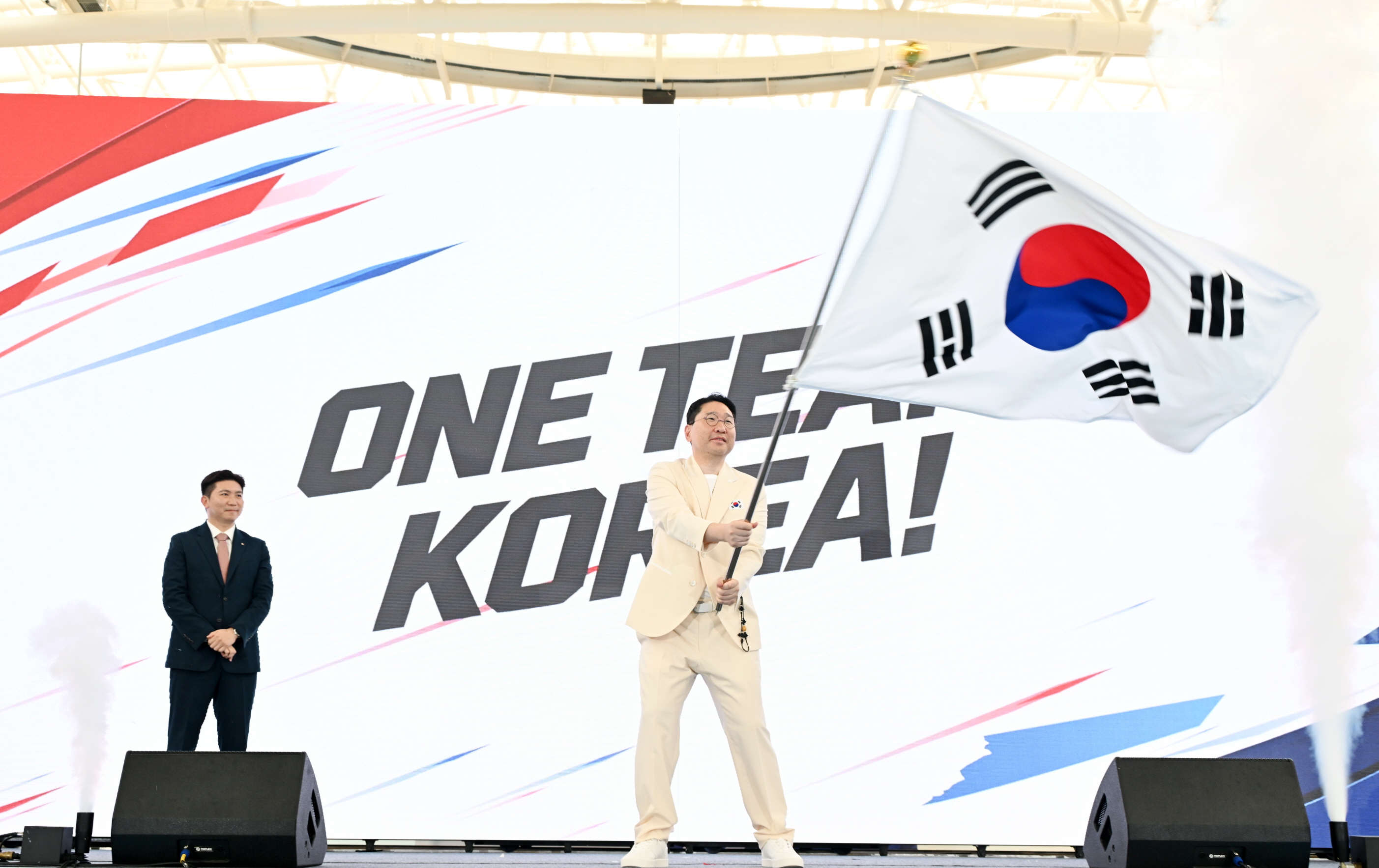 Lee Sang-hyun, Leiter der koreanischen Delegation, schwenkt am 3. September bei der Entsendungszeremonie für Asienspiele 2026 in Aichi und Nagoya im Jincheon National Training Center die koreanische Flagge der Delegation ⓒ Koreanisches Olympisches Komitee