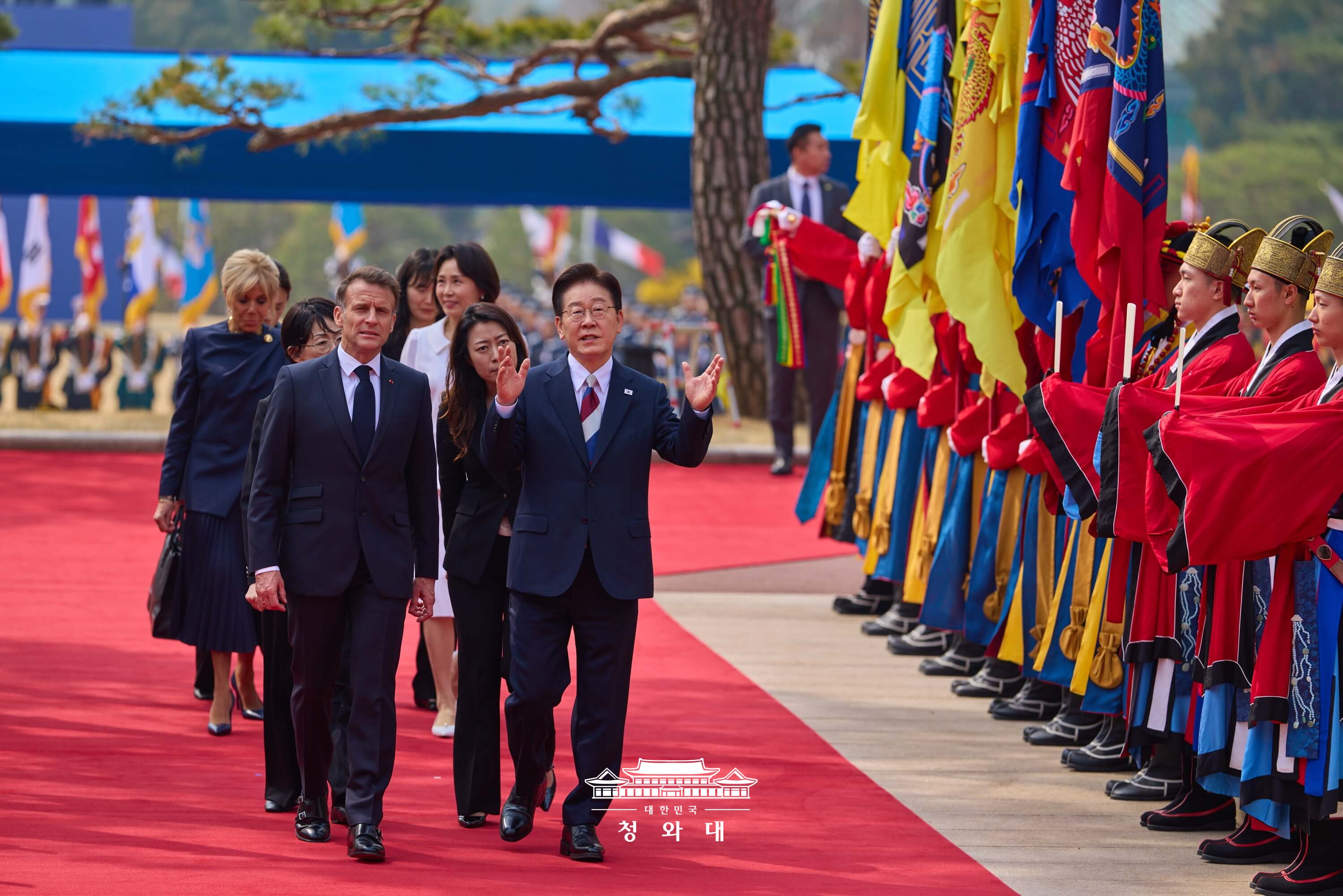  Foto: Pr&auml;sident Lee Jae Myung und der franz&ouml;sische Pr&auml;sident Emmanuel Macron, der am 3. April der Republik Korea einen Staatsbesuch abstattete ⓒ Cheong Wa Dae 