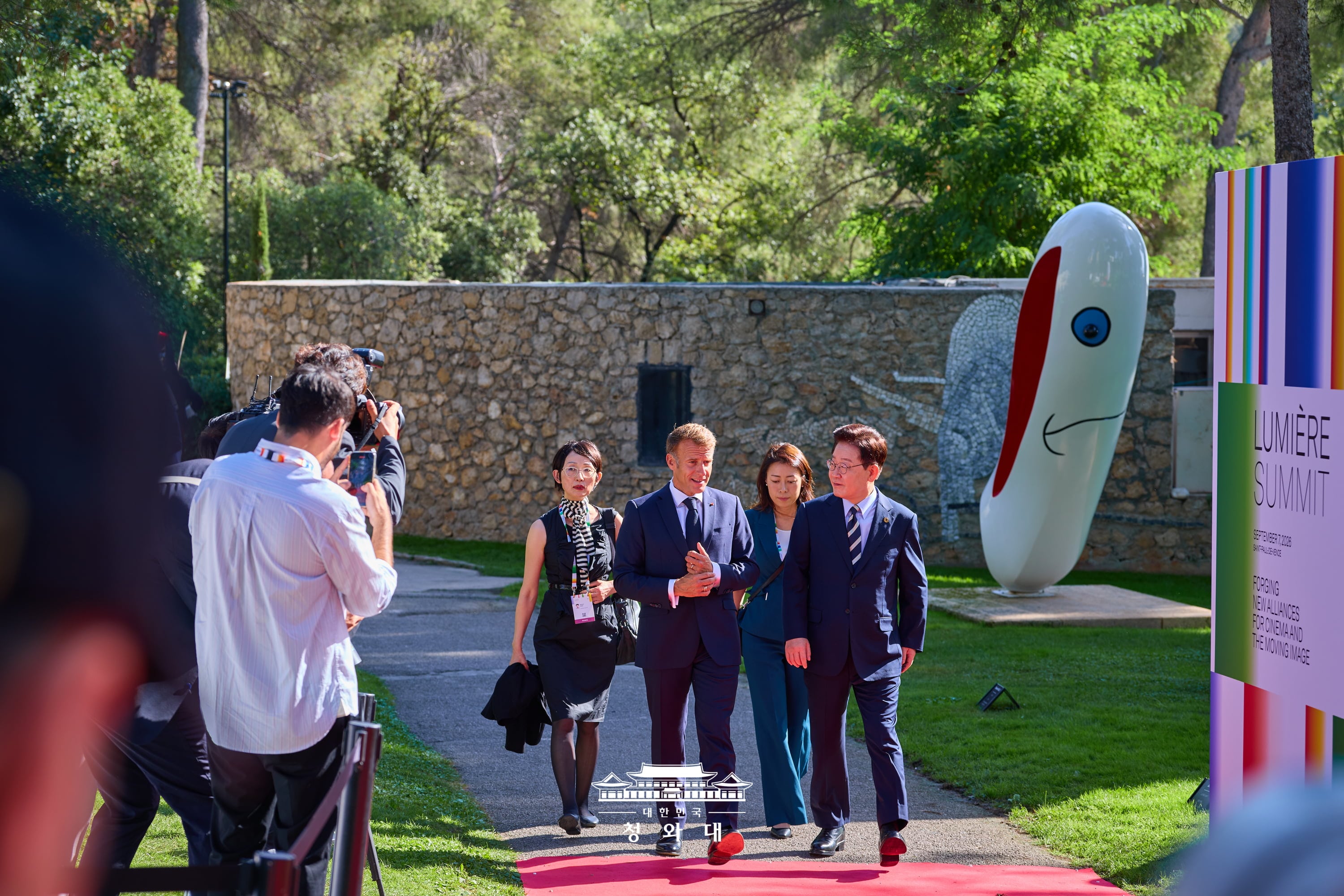 Pr&auml;sident Lee Jae Myung (rechts) und der franz&ouml;sische Pr&auml;sident Emmanuel Macron sind auf dem Weg zum Veranstaltungsort des &bdquo;Sommet Lumi&egrave;re&ldquo;, eines Gipfels f&uuml;r Film und audiovisuelle Inhalte, der in Saint-Paul-de-Vence im S&uuml;den Frankreichs stattfindet