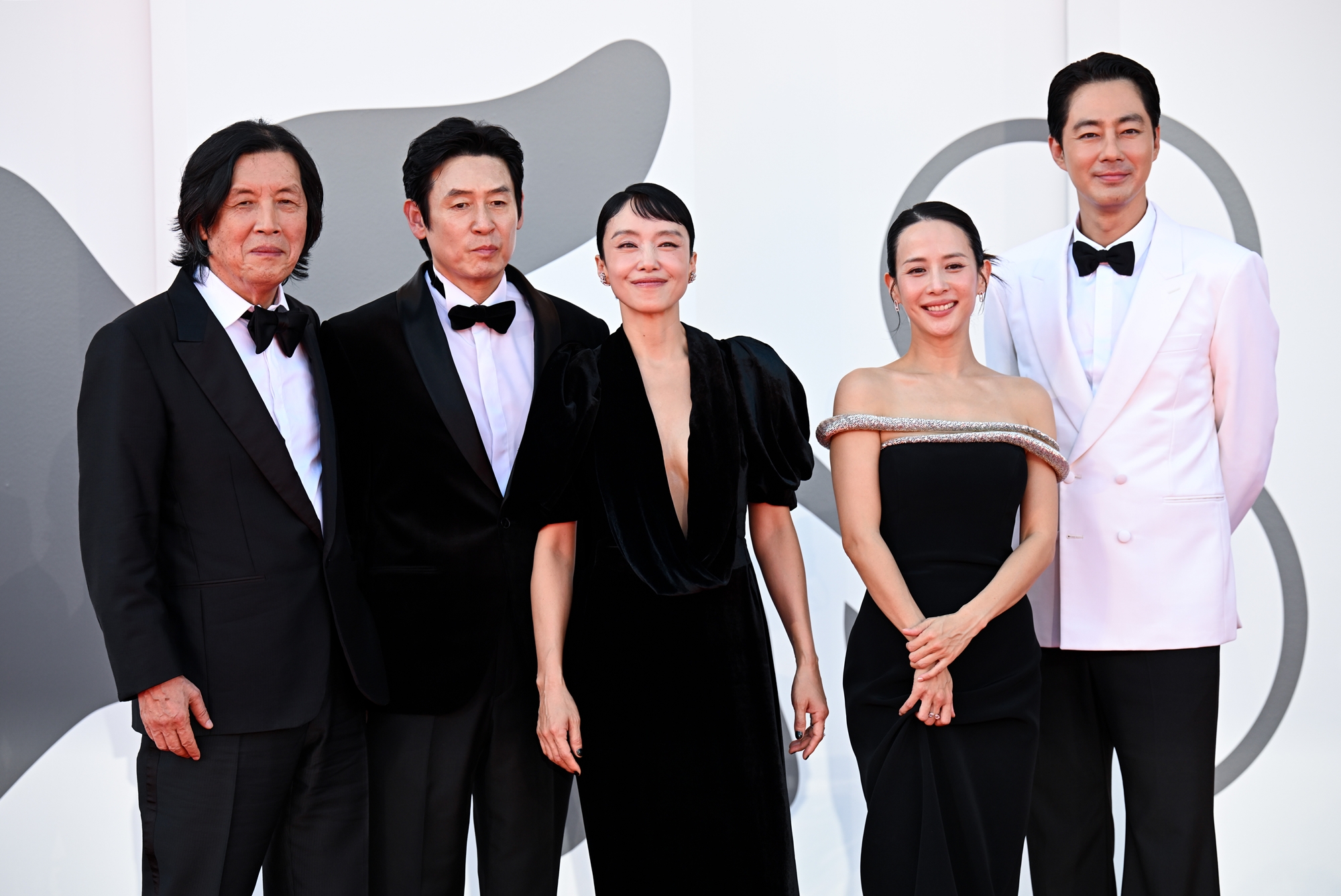 Am 6. September posieren der Regisseur und die Darsteller bei der Roten Teppichzeremonie zum Film &bdquo;Possible Love&rdquo; bei den 83. Internationalen Filmfestspielen von Venedig in Venedig, Italien, f&uuml;r Journalisten. Von links: Regisseur Lee Chang-dong, Schauspieler Sul Kyung-gu, Schauspielerinnen Jeon Do-yeon und Cho Yeo-jeong sowie Schauspieler Zo In-sung ⓒ Netflix 