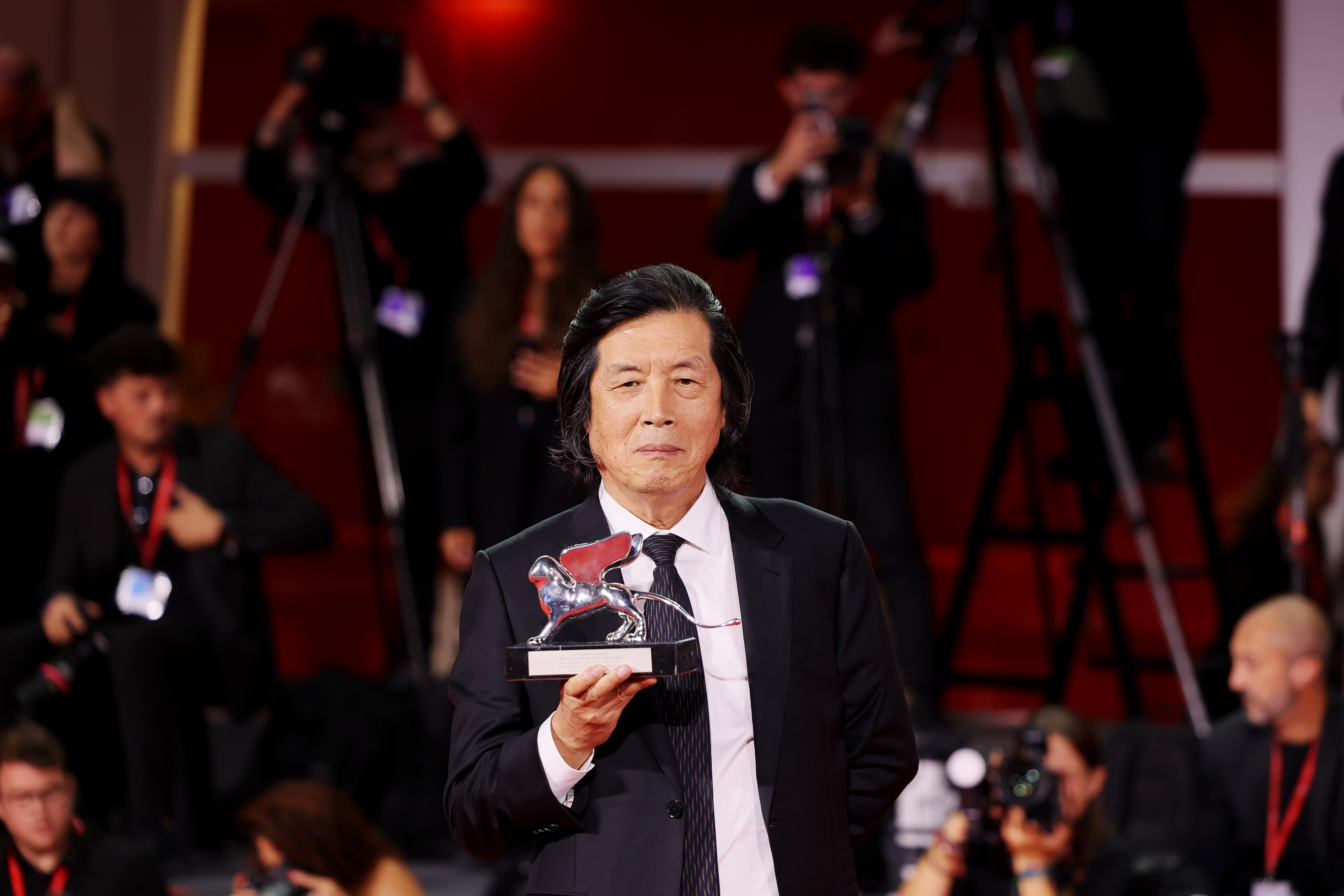 Am 12. September posiert Regisseur Lee Chang-dong bei der Abschlusszeremonie der 83. Internationalen Filmfestspiele von Venedig ⓒ Getty Images 