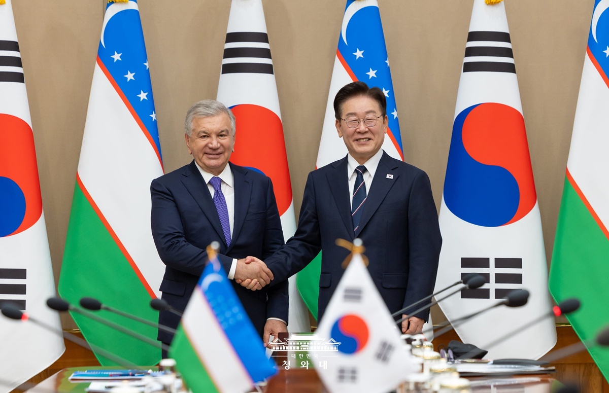 Am 14. September sch&uuml;tteln sich Pr&auml;sident Lee Jae Myung und Schawkat Miromonowitsch Mirsijojew, Pr&auml;sident der Republik Usbekistan, im Cheong Wa Dae vor dem bilateralen Gipfeltreffen zwischen Korea und Usbekistan ⓒ Cheong Wa Dae 