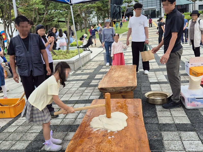 Vom 3. bis zum 7. Oktober bietet das Nationale Museum Jeonju anl&auml;sslich der Chuseok-Feiertage die Erlebnisangebote f&uuml;r das Reiskuchen-Schlagen an ⓒ Nationales Museum Jeonju