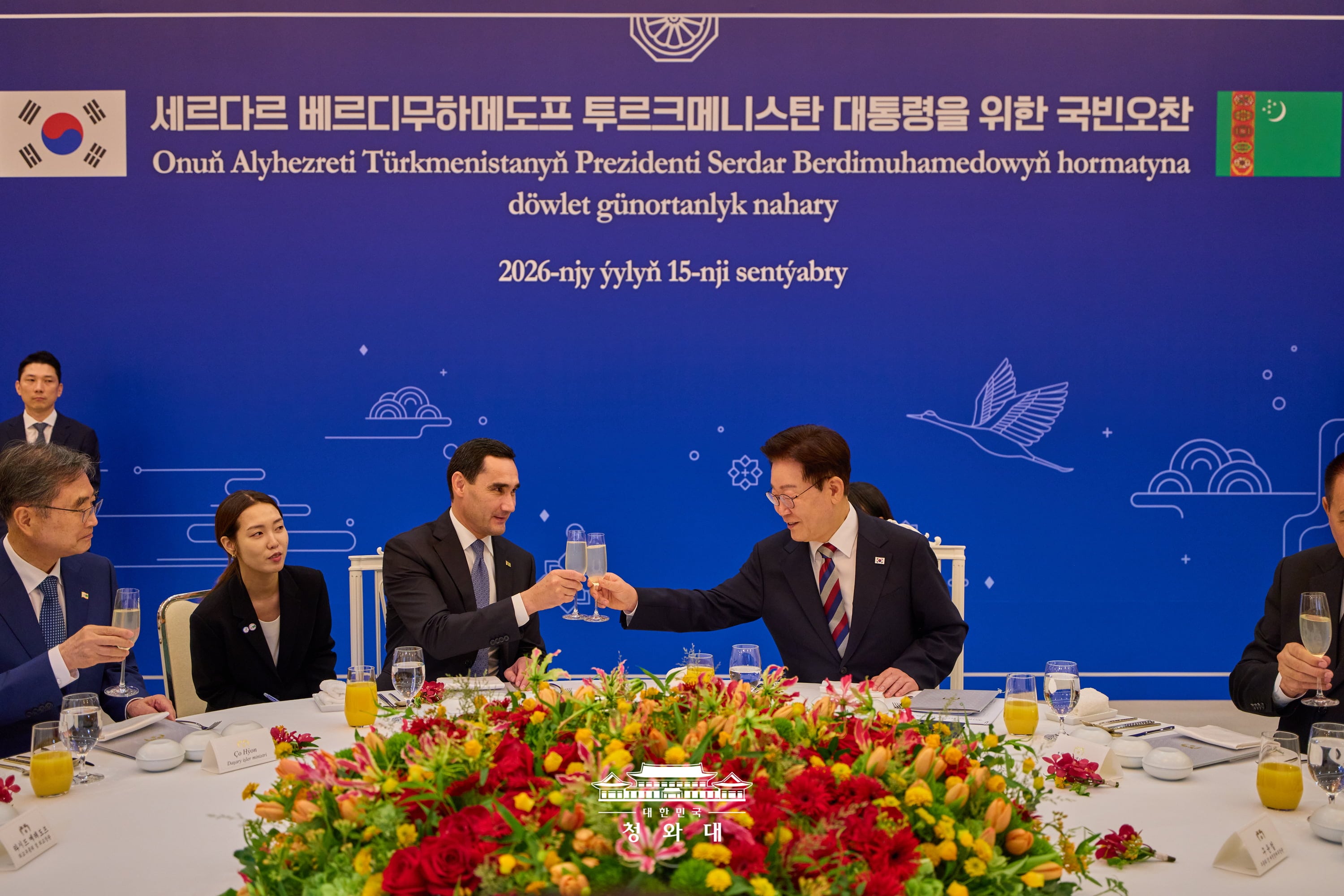 Präsident Lee Jae Myung (rechts) trifft am 15. September im Cheong Wa Dae den turkmenischen Präsidenten Serdar Berdimuhamedow  