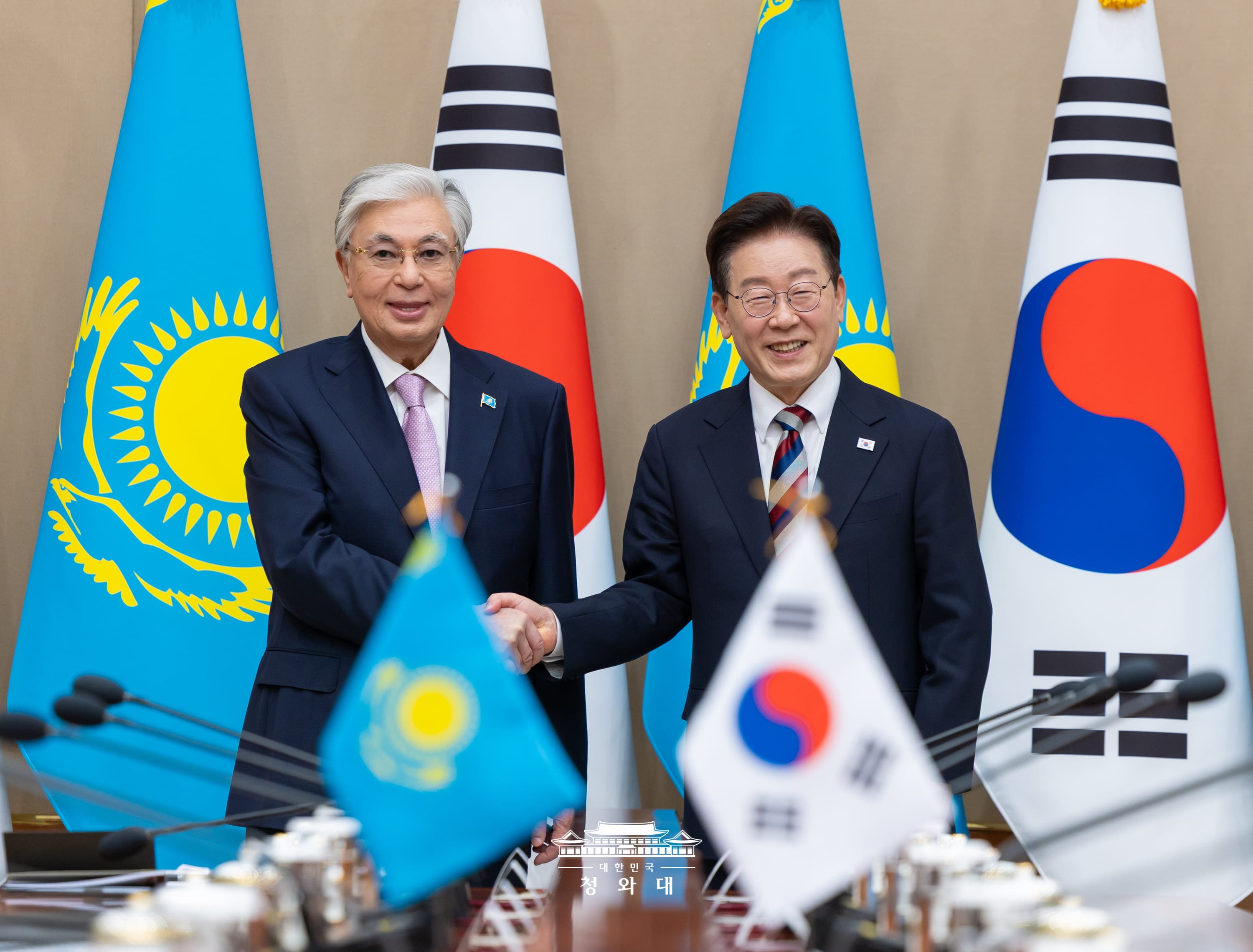 Präsident Lee Jae Myung (rechts) und der kasachische Präsident Kassym-Jomart Tokayev schütteln am 15. September ihre Hände im Cheong Wa Dae 