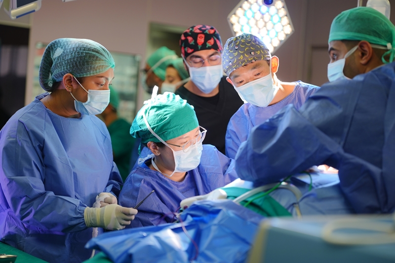 Foto: Medizinisches Personal des Asan Medical Center vermittelt im vergangenen Jahr in Kuwait eine Operationstechnik f&uuml;r komplexe F&auml;lle von Schilddr&uuml;senkrebs mit R&uuml;ckf&auml;llen ⓒ Asan Medical Center