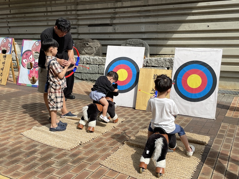 Das Nationalmuseum Cheongju bietet am 14. und 15. September 2024 die Erlebnisangebote f&uuml;r das Bogenschie&szlig;en an ⓒ Nationalmuseum Cheongju 