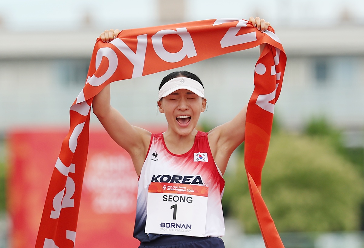 Am 20. September jubelt die koreanische Athletin Seong Seungmin, als sie im Fraueneinzel im Laser-Run (Laufen und Laserpistolenschießen) im Modernen Fünfkampf im Anjo Sports Park in der japanischen Präfektur Aichi als Erste die Ziellinie überquert 