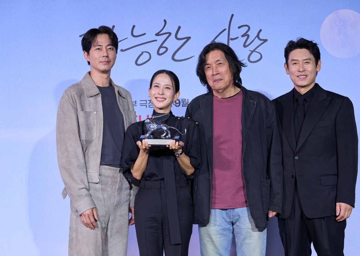 Am 21. September posieren koreanische Schauspielerinnen und Schauspieler sowie der koreanische Filmregisseur Lee Chang-dong bei der Pressevorf&uuml;hrung im CGV Yongsan I&rsquo;Park Mall in Yongsan-gu, Seoul, f&uuml;r ein Erinnerungsfoto mit der Troph&auml;e des Silbernen L&ouml;wen der 83. Internationalen Filmfestspiele von Venedig. Von links: Schauspieler Zo In-sung, Schauspielerin Cho Yeo-jeong, Regisseur Lee Chang-dong und Schauspieler Sul Kyung-gu 
