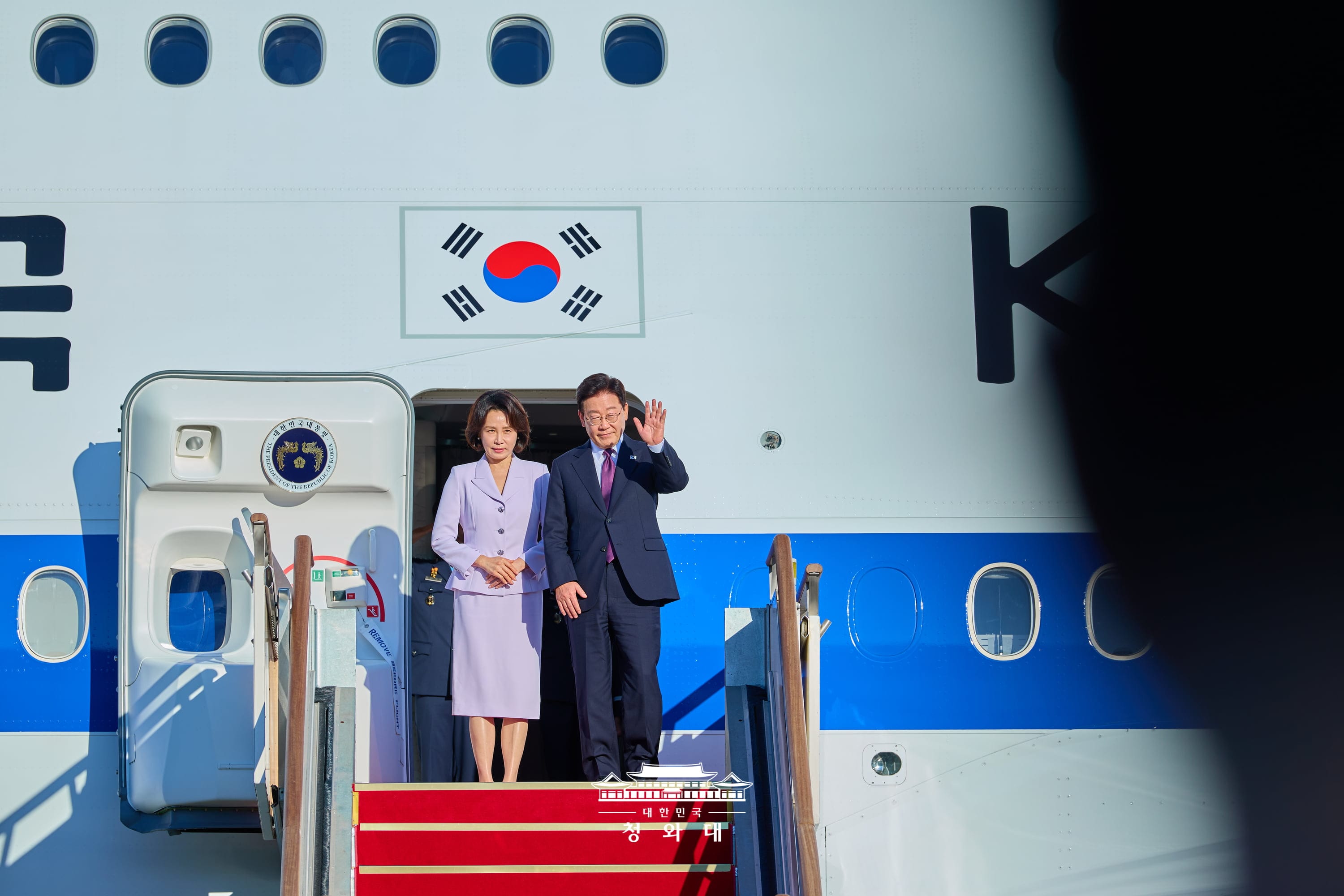 Am 21. September reisen Pr&auml;sident Lee Jae Myung und seine Ehefrau Kim Hea Kyung vom Flughafen in Seongnam in die USA, um an der Hochrangigen Woche der UN-Generalversammlung teilzunehmen, und anschlie&szlig;end zu einem Staatsbesuch nach Mexiko ⓒ Cheong Wa Dae