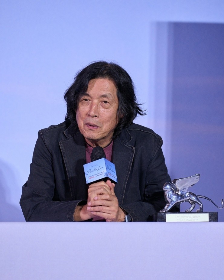 Am 21. September antwortet Regisseur Lee Chang-dong im CGV Yongsan I&rsquo;Park Mall in Yongsan-gu, Seoul, bei der Pressevorf&uuml;hrung f&uuml;r seinen Film &bdquo;Possible Love&rdquo; auf Fragen der Journalisten
