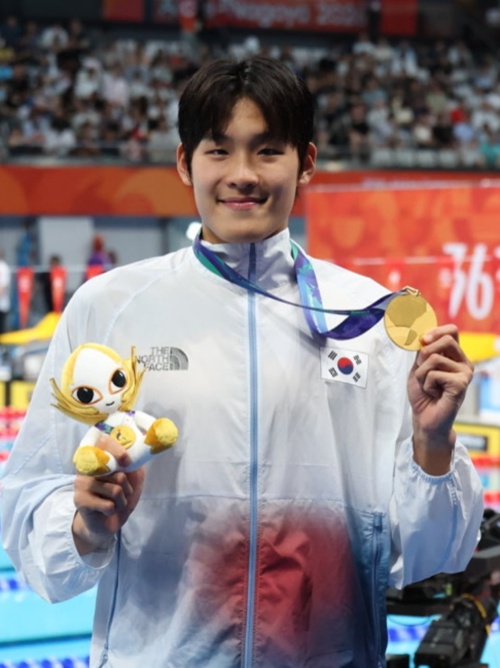 Am 21. September posiert der koreanische Schwimmer Kim Yeongbeom mit der Goldmedaille nach seinem Sieg im 50-Meter-Freistil der M&auml;nner bei den Asienspielen 2026 in Aichi und Nagoya ⓒ Instagram-Konto von Kim Yeongbeom