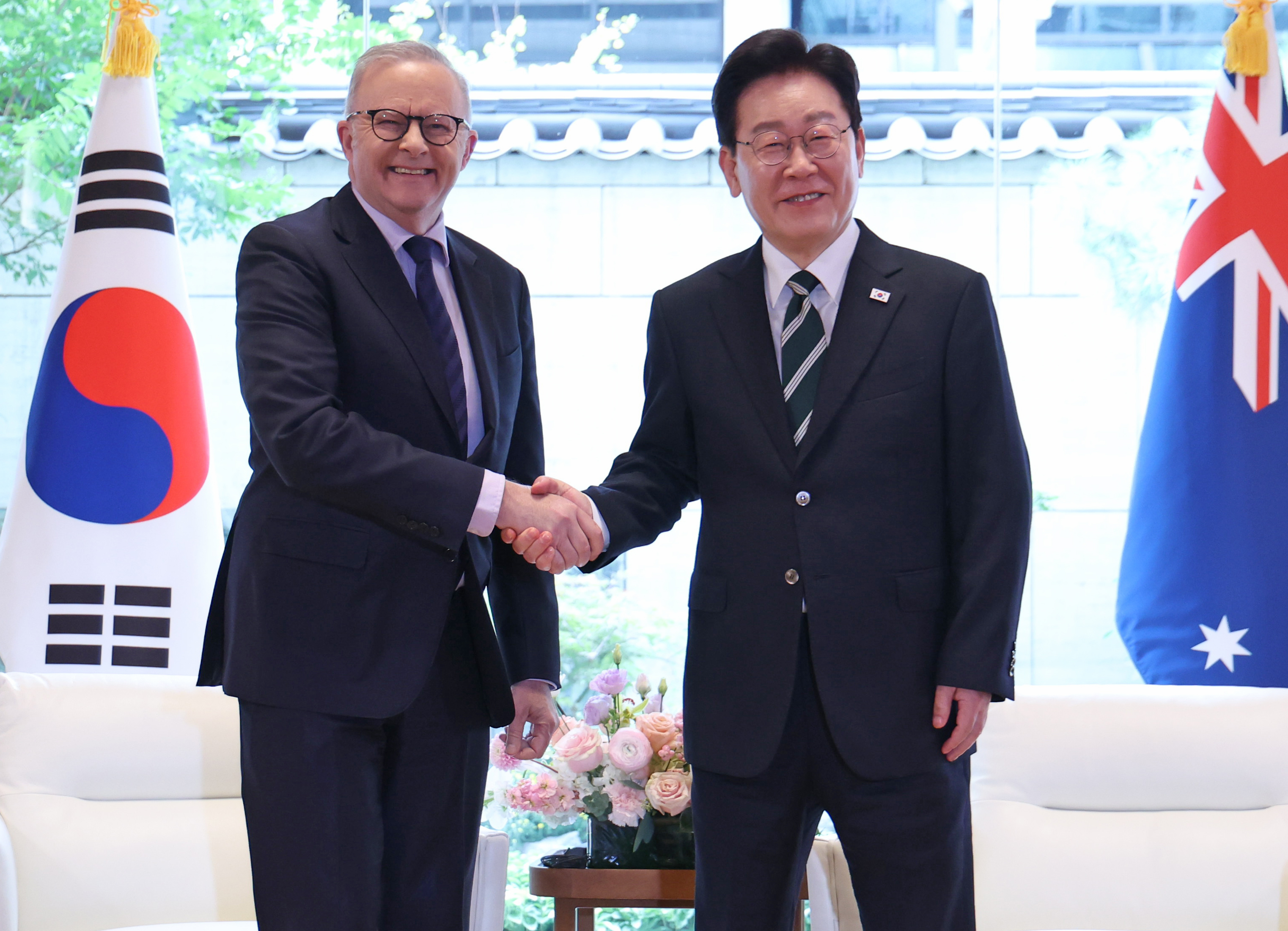 Am 22. September sch&uuml;tteln sich Pr&auml;sident Lee Jae Myung (rechts) und der australische Premierminister Anthony Albanese im Ban-Ki-moon-Saal der St&auml;ndigen Vertretung bei der UN in New York die H&auml;nde ⓒ Yonhap News