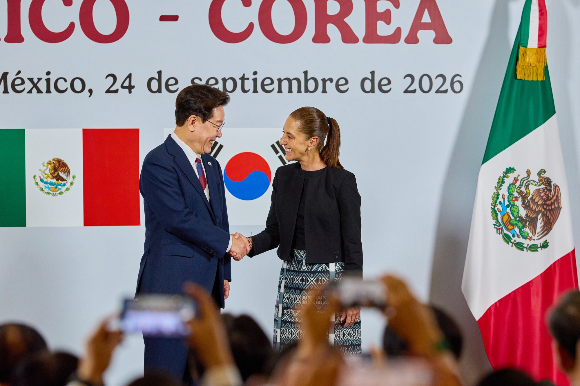Am 24. September schütteln sich Präsident Lee Jae Myung (links) und Claudia Sheinbaum, die mexikanische Präsidentin, nach der gemeinsamen Pressekonferenz im Nationalpalast von Mexiko die Hände 