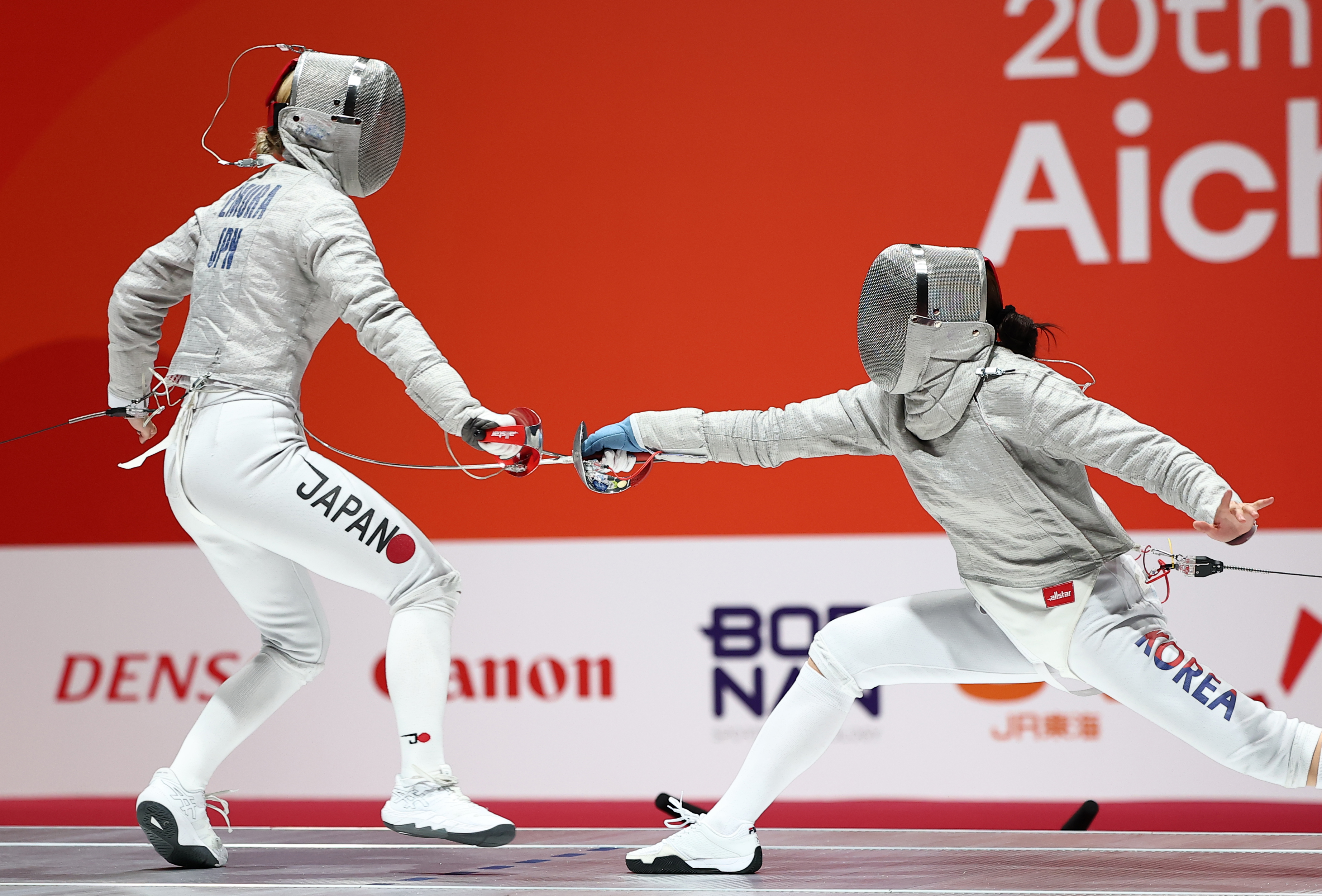 Am 27. September greift die koreanische Fechterin Seo Ji-yeon im Frauen-S&auml;bel-Mannschaftsfinale bei den Asienspielen 2026 in Aichi und Nagoya in der Aichi Sky Expo die japanische Fechterin Misaki Emura an