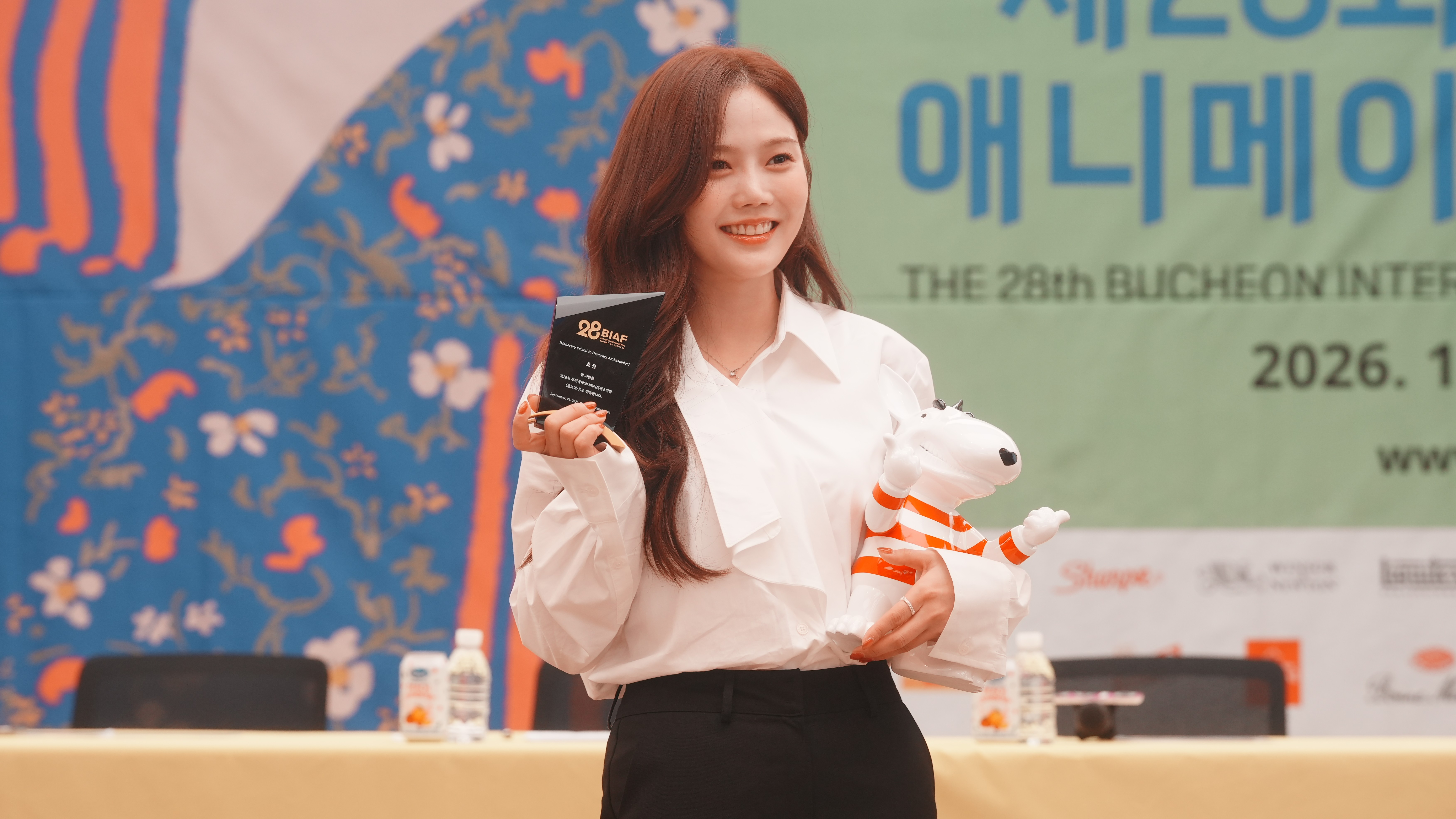 Foto: Hyojung, Mitglied der K-Pop-Girlgroup OH MY GIRL und Botschafterin der diesj&auml;hrigen Bucheon International Animation Festivals, posiert am 21. September im Korea Press Center in Jung-gu, Seoul, bei einer Pressekonferenz mit dem Maskottchen Ppu-ppu ⓒ Bucheon International Animation Festival