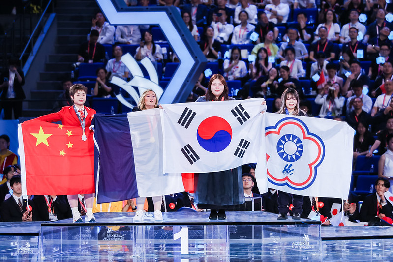 Am 27. September posiert die koreanische Teilnehmerin Kim Joyoung bei den 48. WorldSkills in Shanghai, China, mit ihrer Goldmedaille in der Disziplin Haardesign im Dienstleistungsbereich ⓒ WorldSkills