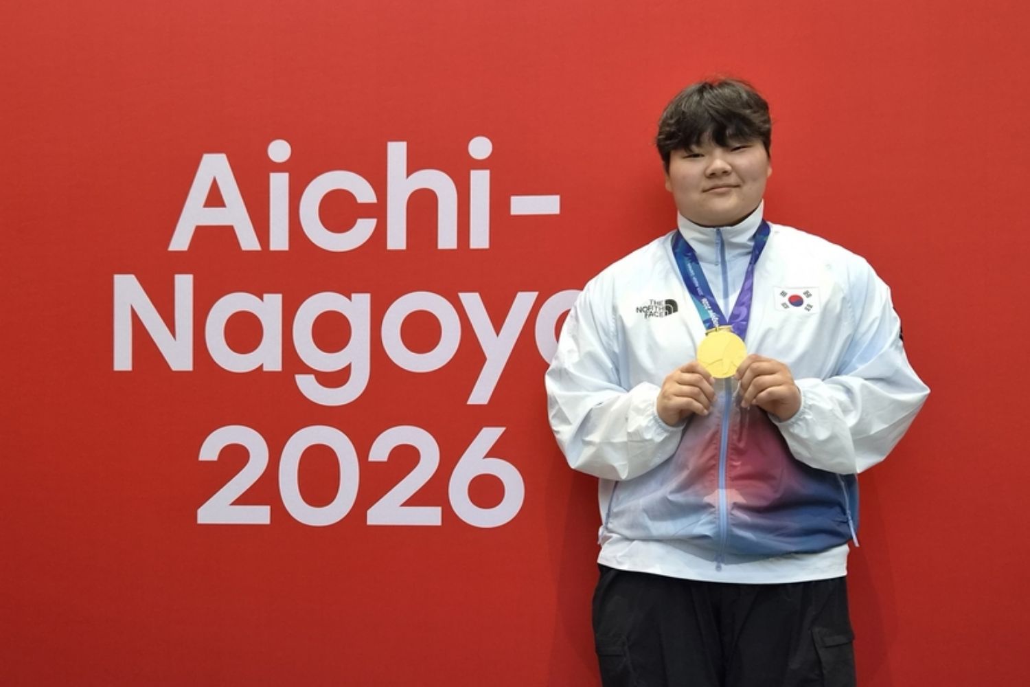 Am 29. September posiert die Kurash-Sportlerin Kim Min-young bei den Asienspielen 2026 in Aichi und Nagoya mit der Goldmedaille, nachdem sie das Finale der Frauen &uuml;ber 87 kg gewann ⓒ Yonhap News