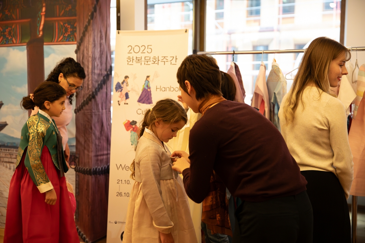 Foto: Die Veranstaltung zum Anprobieren von Hanbok im Koreanischen Kulturzentrum in Berlin, Deutschland, die w&auml;hrend der &bdquo;Hanbok Culture Week 2025&rdquo; im Vergangenen Jahr stattfand ⓒ Koreanisches Kulturzentrum in Deutschland  