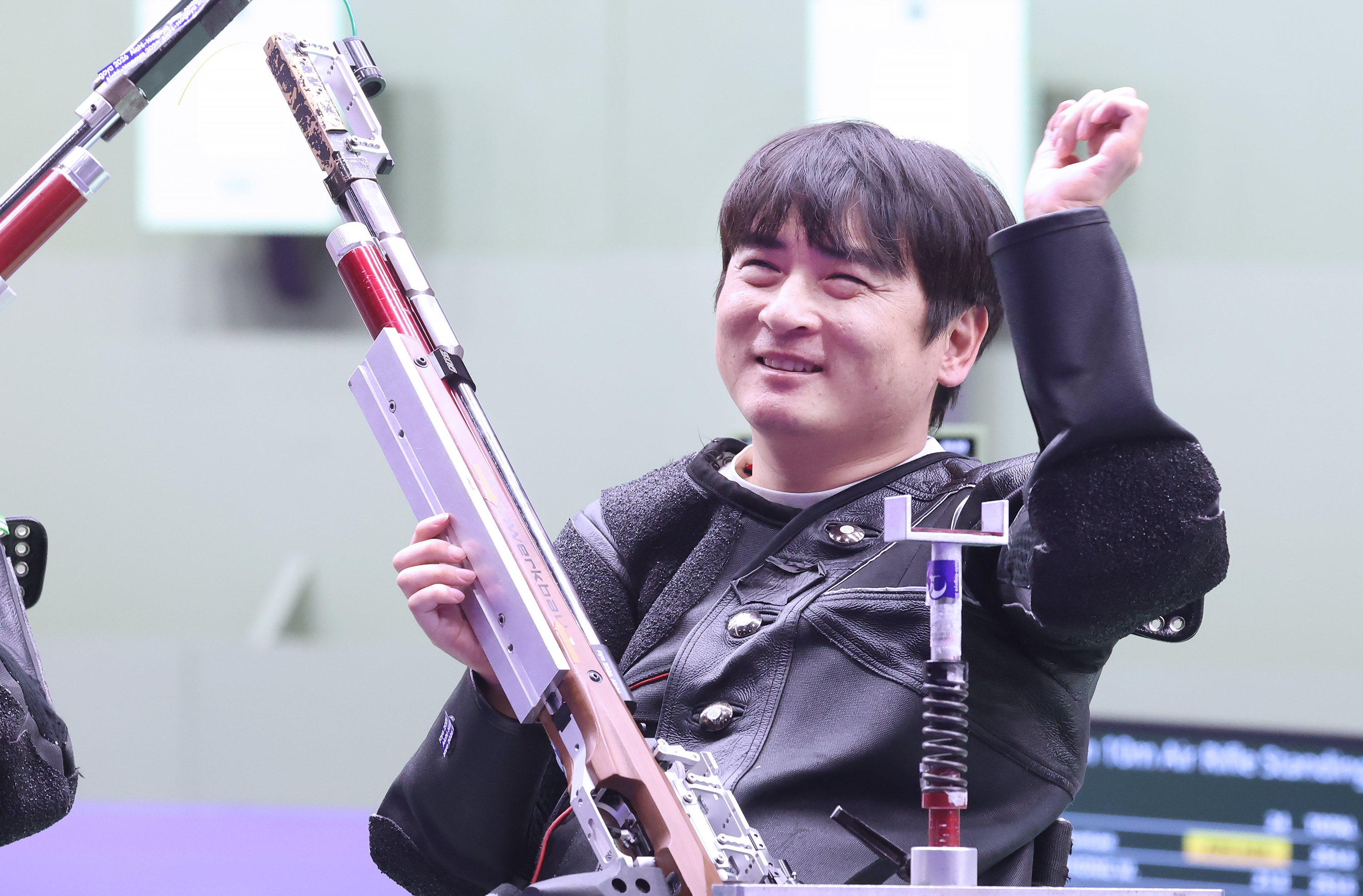 Am 19. Oktober freut sich der koreanische Sportschütze Seo Huntae über seine Goldmedaille im Finale des Mixed-Wettbewerbs 10 m Luftgewehr stehend (Sportklasse SH2) in der Aichi Prefectural General Shooting Gallery in Japan ⓒ Koreanisches Paralympisches Komitee
