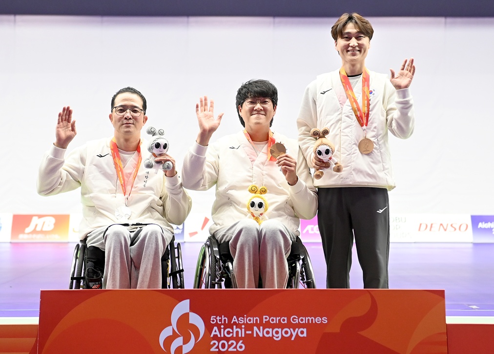 Am 22. Oktober gewinnen koreanische Sportschützen bei den Para-Asienspielen 2026 in Aichi und Nagoya Gold, Silber und Bronze im Mixed-Wettbewerb 50 m Kleinkalibergewehr liegend (SH1) im Aichi Prefectural General Shooting Gallery. Von llinks: Park Jinho (Silbermedaille), Lee Jangho (Goldmedaillen) und Hwang Jeongmin (Bronzemedaille)