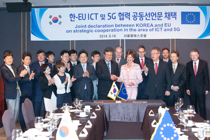  지난 16일 최문기 미래창조과학부 장관(왼쪽)과 네일리 크로즈(Neelie Kroes) EU 부위원장 겸 정보통신담당 집행위원은 5G를 비롯한 ICT분야의 협력을 위한 공동선언문을 발표했다. (사진: 미래창조과학부) 