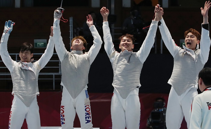 Das südkoreanische Herren-Florett-Team jubelt am 24. August nach dem Gewinn der Goldmedaille im Jakarta Convention Center in Jakarta, Indonesien. © Yonhap News