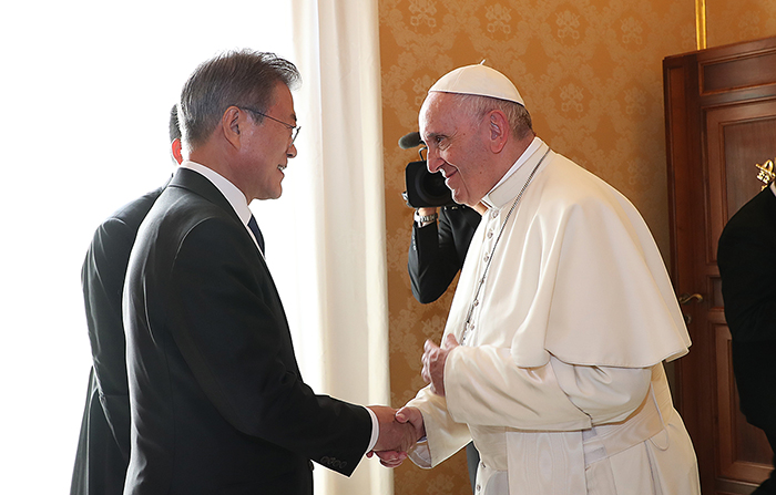 Papst Franziskus hat am 18. Oktober (Ortszeit) Südkoreas Präsident Moon Jae-in in Audienz empfangen.