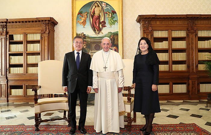 Südkoreas Präsident Moon Jae-in (links) und Papst Franziskus (Mitte) posieren am 18. Oktober (Ortszeit) für ein Foto im Vatikan.