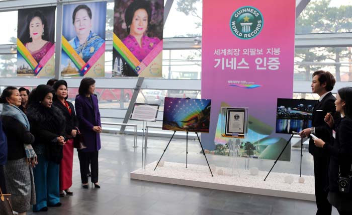 아세안 각국 영부인들이 12일 부산시 영화의전당을 찾아 배우 장근석(오른쪽)의 안내를 받으며 내부시설을 둘러보고 있다.
