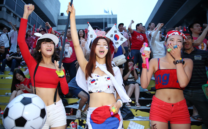 한국과 알제리와의 2014 브라질 월드컵 조별예선 경기가 열린 23일 후반 5분 손홍민의 만회골이 터지자 팬들이 일제히 환호하고 있다. 전한 기자 