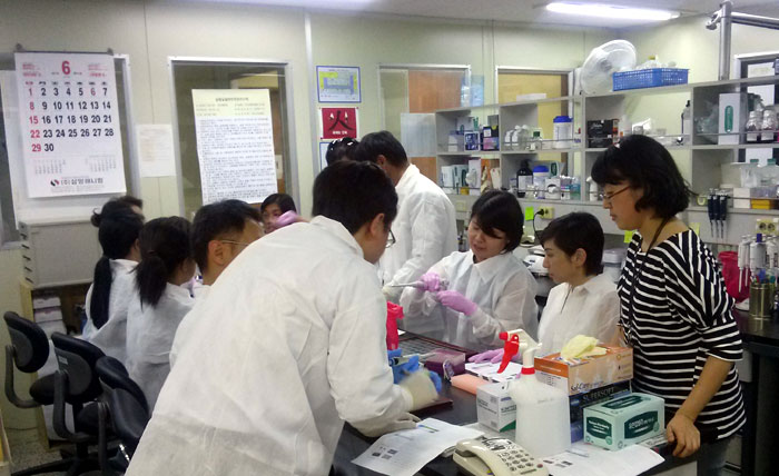 공동 실험을 하고 있는 아시아 11개국 동물질병 워크숍 참가자들. (사진 농림축산검역본부 제공)