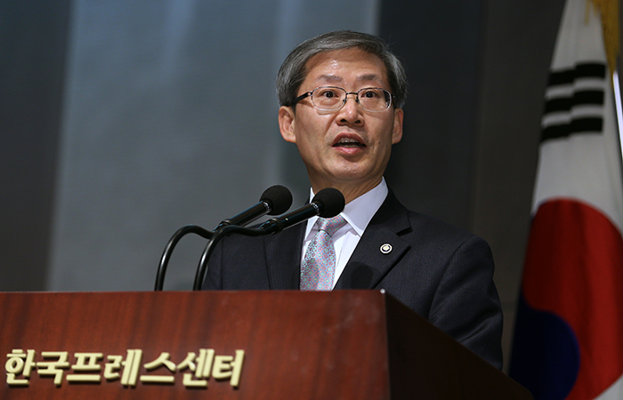조현재 문화체육관광부 1차관이 18일 한국프레스센터에서 열린 영화 ‘어벤져스 : 에이지 오브 울트론’ 한국 촬영에 대한 양해각서 체결식에 참석해 인사말을 하고 있다. 전한 기자