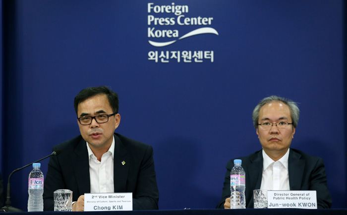 김종 문체부 제2차관(왼쪽)과 권준욱 보건복지부 메르스 중앙대책본부기획총괄 반장이 15일 외신지원센터에서 열린 메르스 관련 외신기자들의 질문에 답하고 있다.