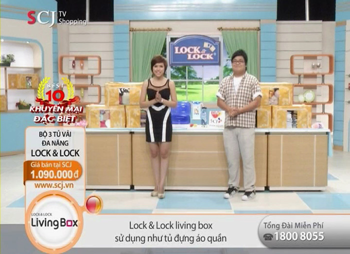 Die Moderatoren eines koreanischen Home-Shopping-Senders begrüßen ihre vietnamesischen Kunden im Fernsehen. Das Foto oben zeigt SCJTV, einen Sender, der viele koreanische Produkte verkauft.