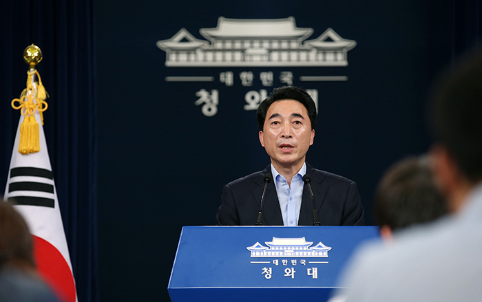 박수현 청와대 대변인이 30일 청와대 춘추관 대브리핑실에서 행정자치부, 문화체육관광부, 국토해양부, 해양수산부 장관 후보자를 발표하고 있다.