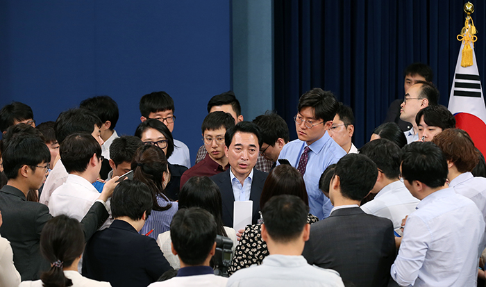 박수현 청와대 대변인이 30일 청와대 춘추관 대브리핑실에서 행정자치부, 문화체육관광부, 국토해양부, 해양수산부 장관 후보자를 발표한 뒤 기자들의 질문을 받고 있다.