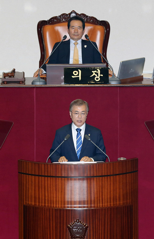 문재인 대통령(아래)이 12일 국회에서 '일자리 추경' 시정연설을 하고 있다.