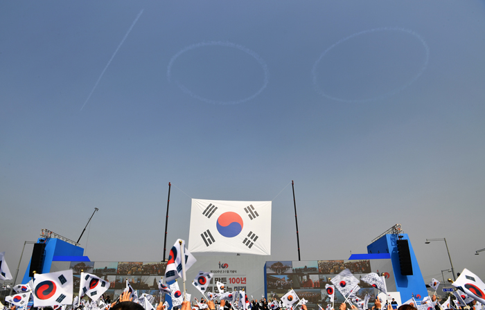 Das südkoreanische Kunstflugteam Black Eagles tritt am 1. März 2019 während einer Zeremonie anlässlich des 100. Jahrestages der Unabhängigkeitsbewegung von 1919 in Seoul auf, die gegen die Unabhängigkeit von Japans Kolonialherrschaft auf der koreanischen Halbinsel protestierte.