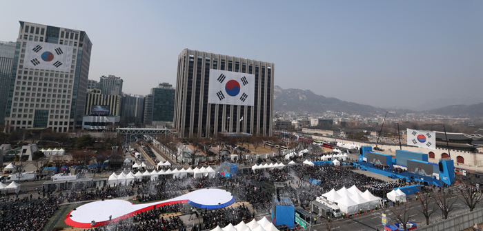 Anlässlich des 100. Jahrestages der Unabhängigkeitsbewegung von 1919 findet eine Zeremonie auf dem Gwanghwamun-Platz statt. An Gebäuden werden riesige Flagge – Taegeukgi - gehisst.
