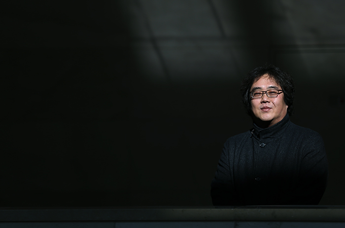 지휘자 이영칠 씨가 기념사진을 찍고 있다. (사진: 전한 기자)