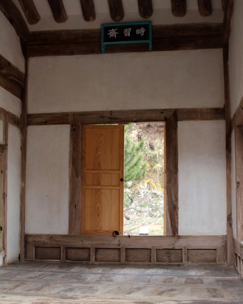 Der Siseupjae (시습재) ist ein mit Erdfußboden ausgestatteter Raum im Ostflügel des Nongunjeongsa-Studentenwohnhaus im Dosan Seowon und diente den Studenten von Yi Hwang als Studierzimmer.