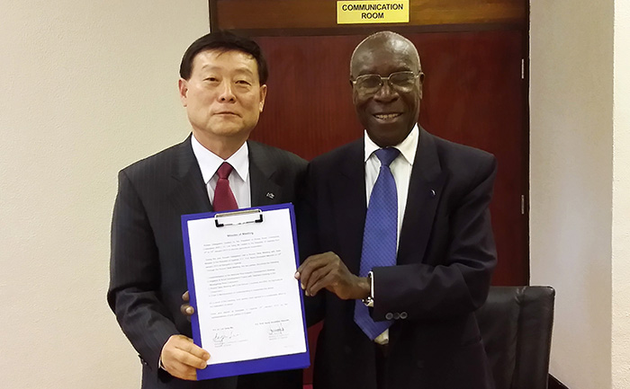Korea und Uganda haben sich darauf geeinigt, die Kooperation bei der ländlichen Entwicklung auszubauen. KRCC-Präsident Lee Sang-Mu und der ugandische Staatsminister für Fischerei Zerubabel Nyiira lassen sich fotografieren, nachdem sie im Januar 2015 ein Abkommen über die Kooperation im Landwirtschaftssektor unterzeichnet haben.