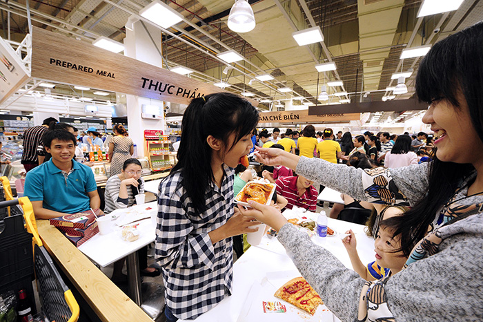 Vietnamesische Kunden zeigen ein sehr großes Interesse an den Mitnahmeprodukten und an der Bäckereiabteilung koreanischer Kaufhäuser. Auf diesem Foto probiert eine vietnamesische Kundin Tteokbokki aus der Abteilung für Mitnahmeprodukte des E-Mart, der sich im Bezirk Go Vap in Ho Chin Minh City befindet.