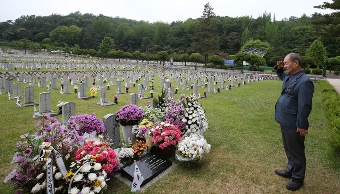 채명신 장군 묘 앞에서 경례하는 참전용사 오완규씨
